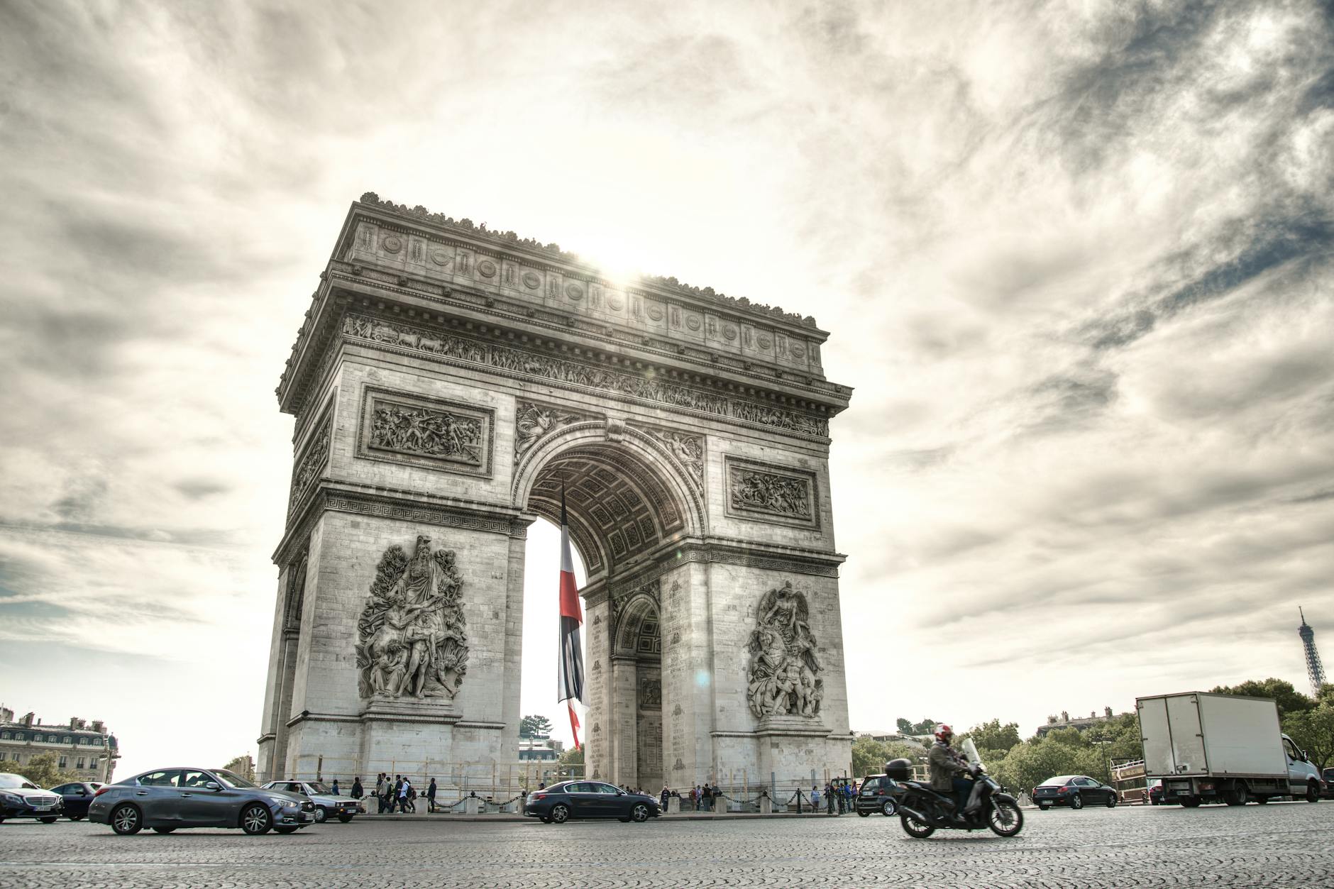 Guide pratique pour revendre sa moto ou son scooter en Île-de-France en 2026 1 Scooter garé dans une rue de Paris, marché du deux-roues occasion en Île-de-France