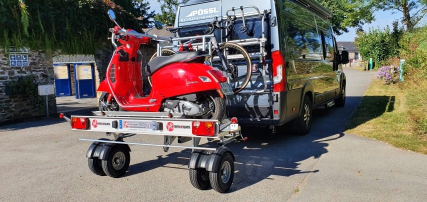Dépannage scooter : guide complet en Île-de-France 2026 3 Scooter chargé sur un camion-plateau hydraulique de dépannage à Paris