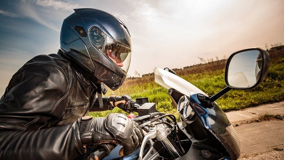 Permis moto A2 passerelle : guide pratique pour tout comprendre en 2026 3 Motard roulant sur route départementale avec une moto permis A après validation de la passerelle