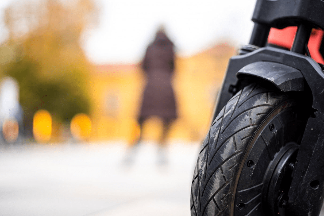Dépannage scooter : guide complet en Île-de-France 2026 1 Scooter immobilisé sur le bord d'une route francilienne avec feux de détresse activés