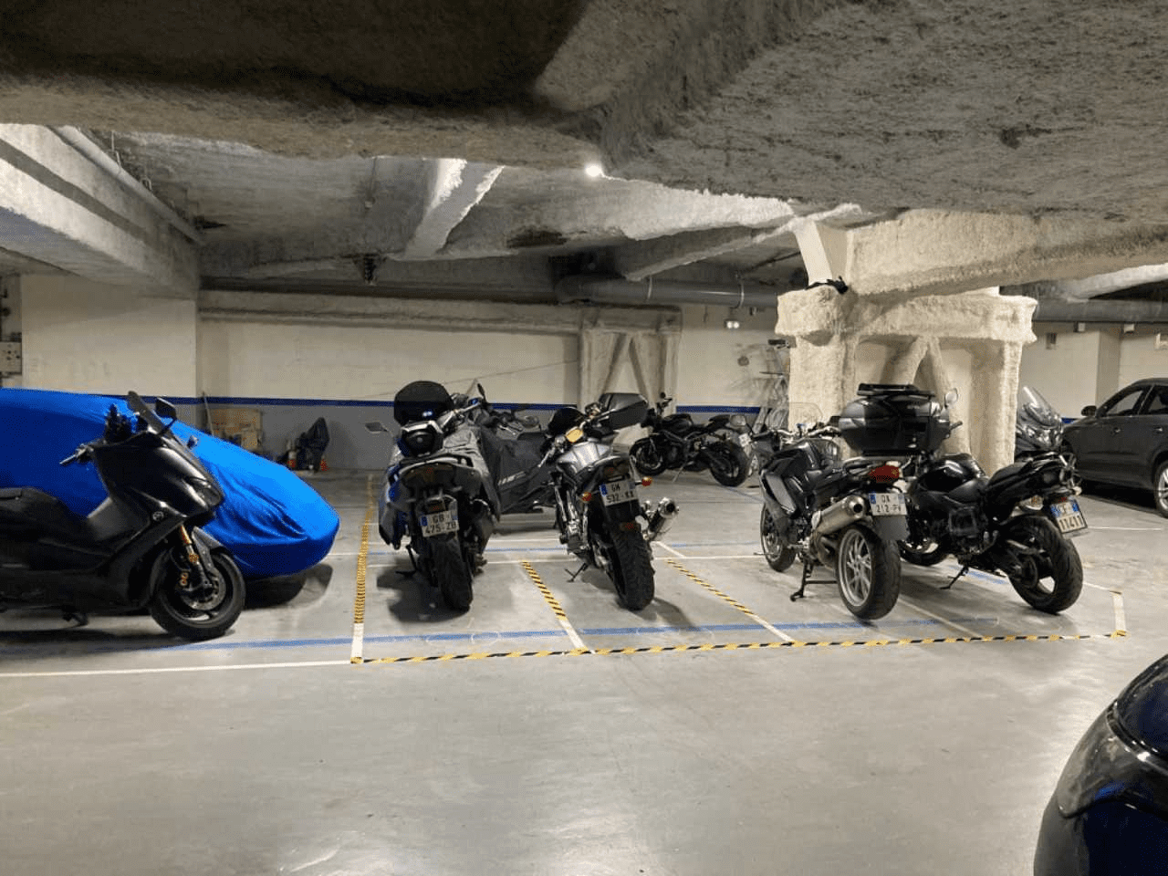 Parking moto sécurisé : est-ce obligatoire ? Guide complet 2026 1 Stationnement moto signalisé sur la voie publique parisienne