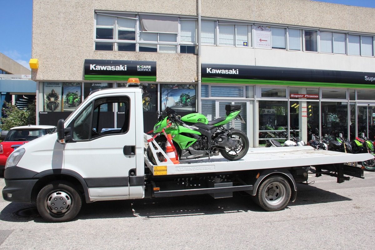 Dépannage moto de nuit en quartier ancien : trois contraintes que personne n'anticipe 3 moto relais dépannage ruelle ancienne francilienne nuit