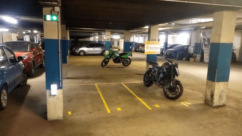 Parking moto sécurisé : est-ce obligatoire ? Guide complet 2026 1 parking moto sécurisé obligatoire