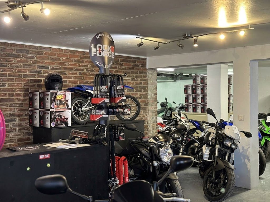 Accueil 23 Espace accueil et motos du garage AMP