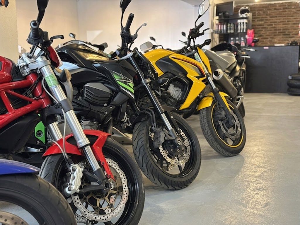 Accueil 24 Vue large de l'accueil avec les motos