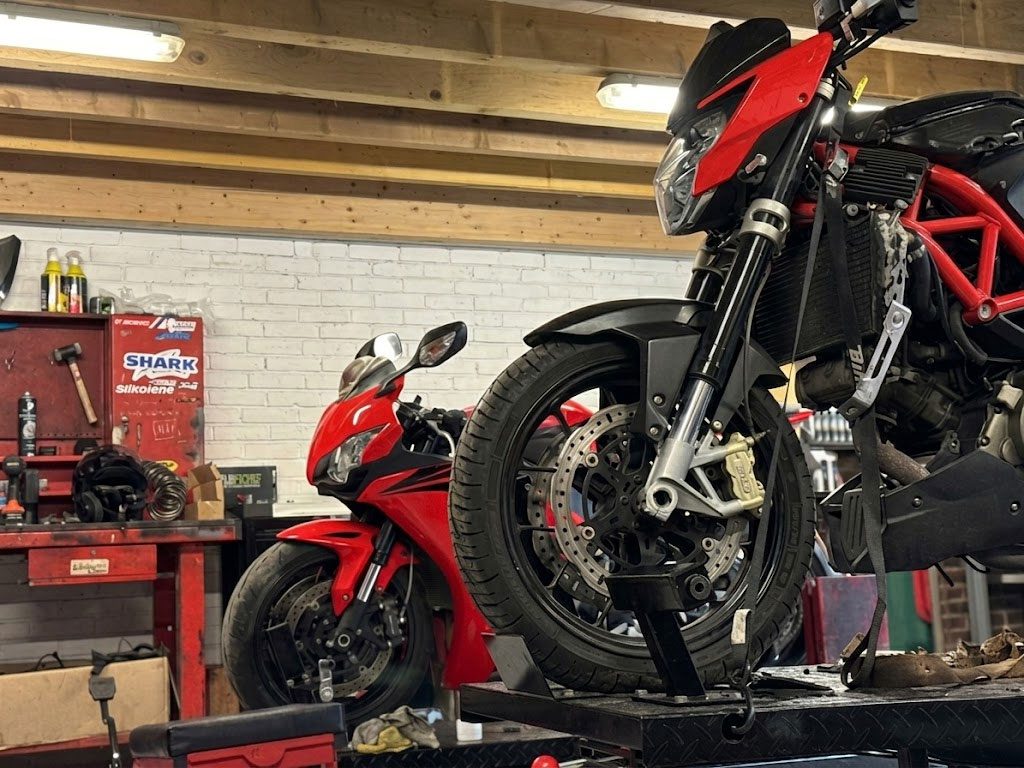 Accueil 28 Motos sur pont élévateur