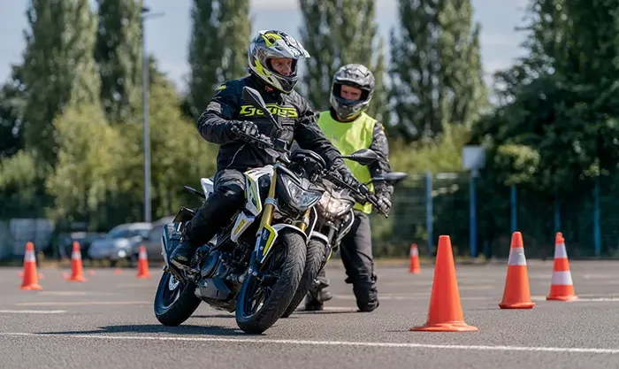 Permis moto A2 passerelle : guide pratique pour tout comprendre en 2026 1 Motard en formation passerelle permis moto A2 sur circuit d'entraînement